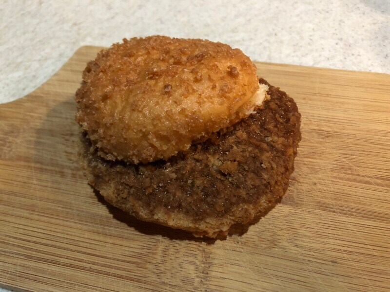 ローソンの「はみ出るバーガーメンチカツ　ソース&からしマヨ」のパンは油で揚げてある