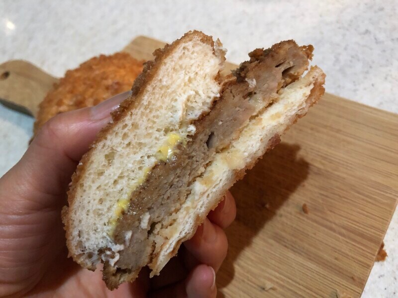 ローソンの「はみ出るバーガーメンチカツ　ソース&からしマヨ」のメンチカツは大きめサイズ