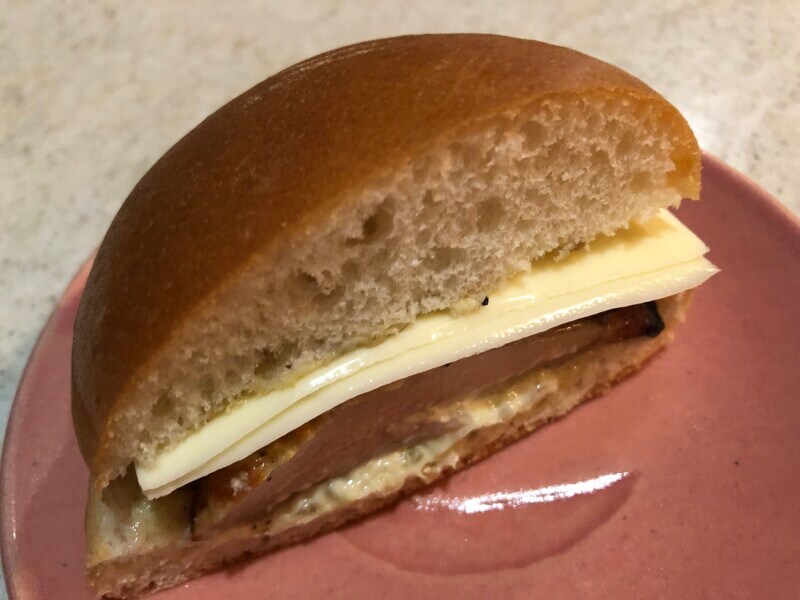 セブンイレブンの「うま塩ペッパーチキンバーガー」にチーズをサンド