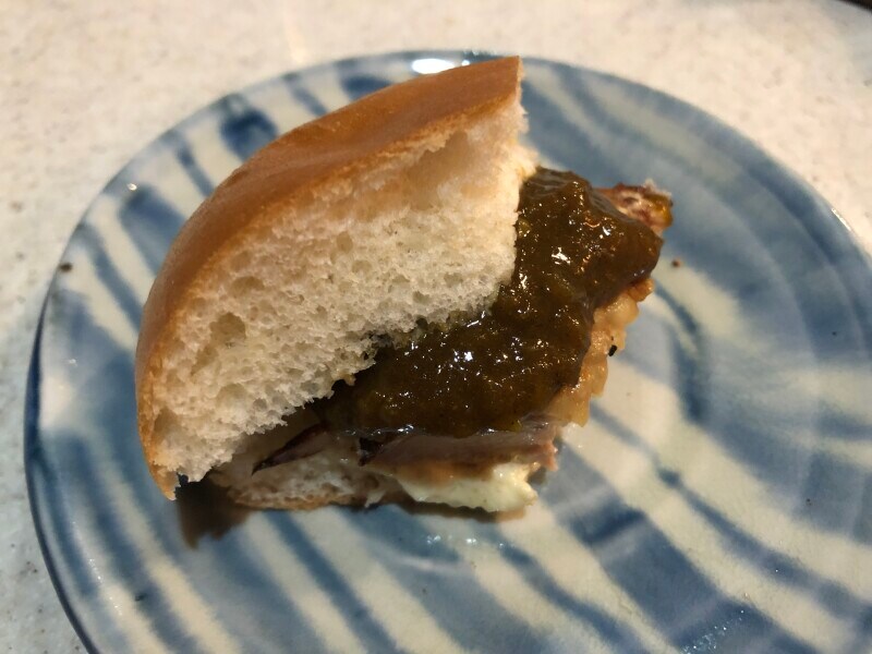 セブンイレブンの「うま塩ペッパーチキンバーガー」にカレーをサンド