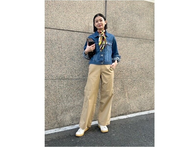 デニムジャケットにはスカーフで光沢感をプラスして春の雰囲気に 出典:StyleHint