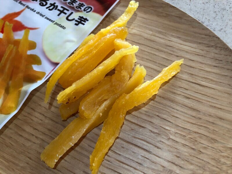 セブンイレブンの「素材の甘みそのままの国産紅はるか干し芋」は弾力あり
