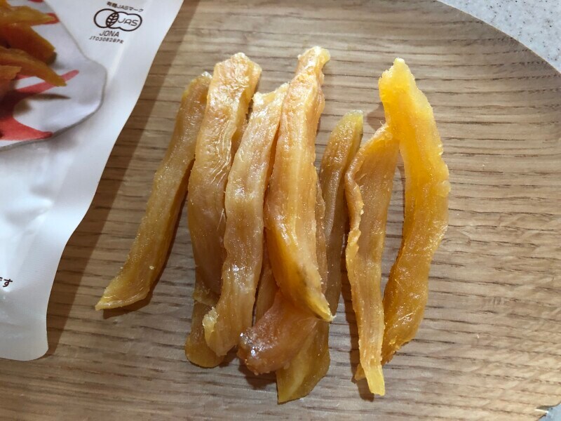 ローソンの「有機栽培の干し芋」は、表面が少し乾いている