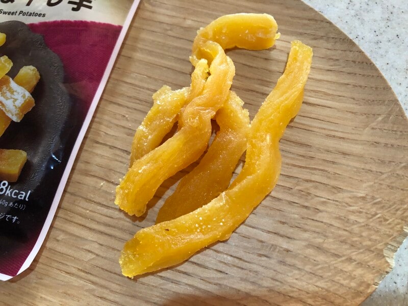 ファミリーマートの干し芋「国産紅はるかのとろあま干し芋」は、干し芋自体が柔らかいが、弾力がある