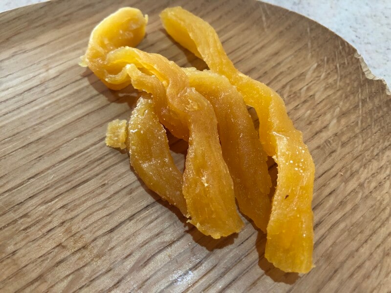 ファミリーマートの干し芋「国産紅はるかのとろあま干し芋」は、粘りもある