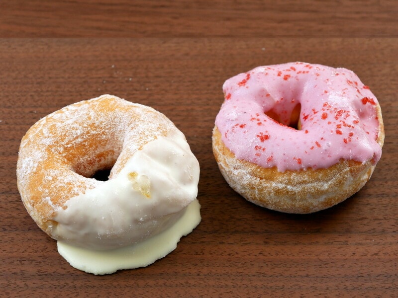 一番人気のレモンクリームチーズ(税込318円)と二番人気のいちごミルク(税込318円)