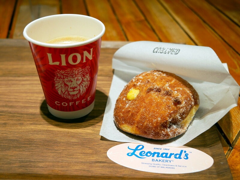 カスタード(税込240円)、ホットコーヒー(税込322円)※マラサダとセットで20円引き