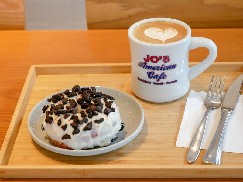 クッキー&クリームドーナッツ(税込360円)、カフェラテ(税込440円)