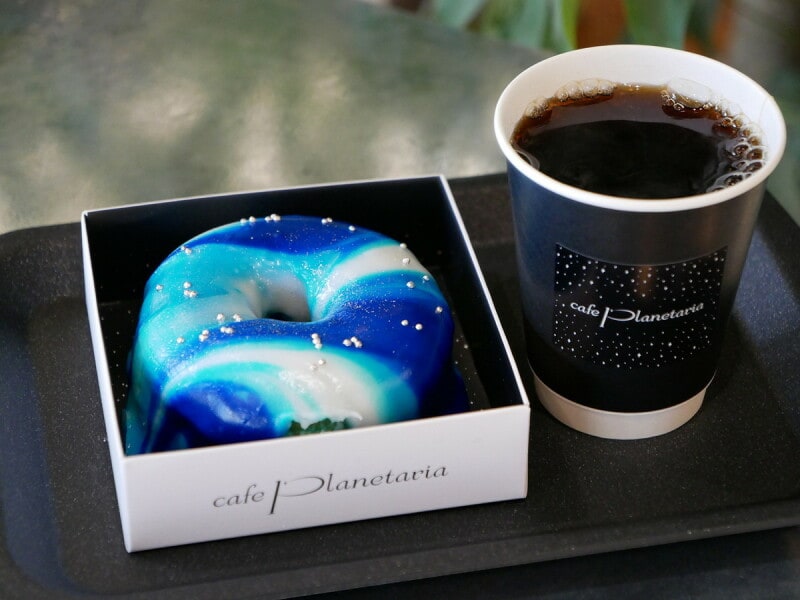 ギャラクシードーナツ(税込580円)、コーヒー(税込450円)※店内利用時