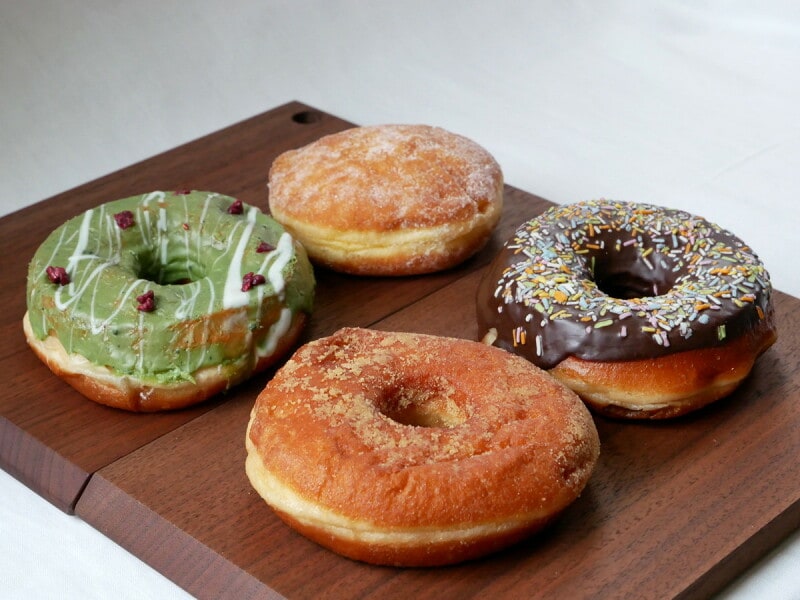 手前から、ドーナツメープルシュガー(270円)、抹茶ラズベリードーナツ(310円)、マラサダ(180円)、チョコレートドーナツ(310円)※すべて税込