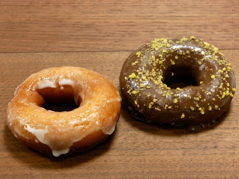 グレーズドーナツ(税込160円)、チョコレートクランブルドーナツ(税込180円)