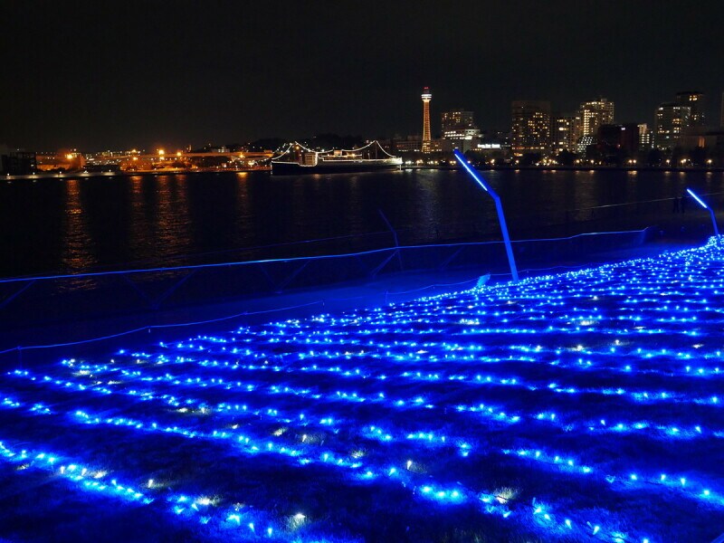 白と青のLEDの「グランドイルミネーション」（2022年11月1日撮影）