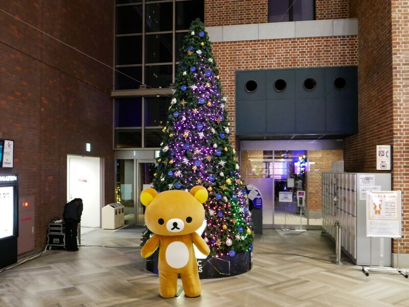 横浜ワールドポーターズ初となる屋内巨大ツリーの点灯式にリラックマが来場（2022年11月3日撮影）