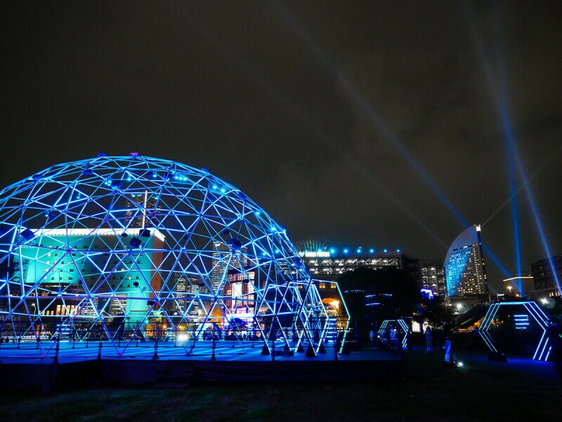 街と光のアートイルミネーション「ヨルノヨ」新港中央広場の様子（2022年11月22日撮影）