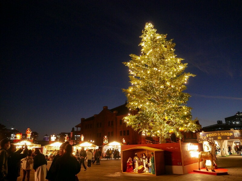 クリスマスマーケット in 横浜赤レンガ倉庫では高さ約10mのシンボルツリーが点灯（2022年11月25日撮影）