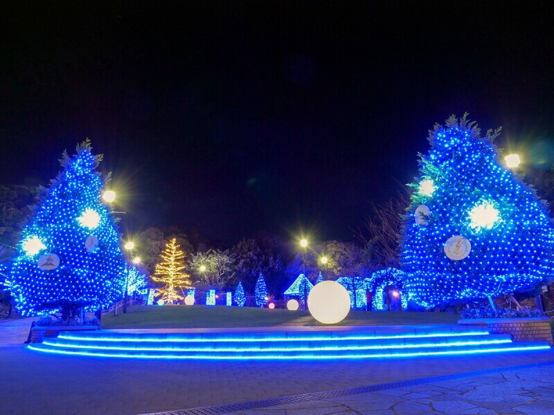 アメリカ山公園では「ムーンライドガーデン」をテーマとしたブルーのイルミネーションを展開（2022年12月3日撮影）