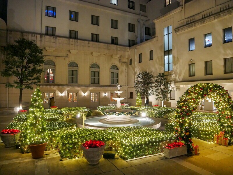 ホテルニューグランド 本館中庭「光の庭園」の様子（2022年12月3日撮影）