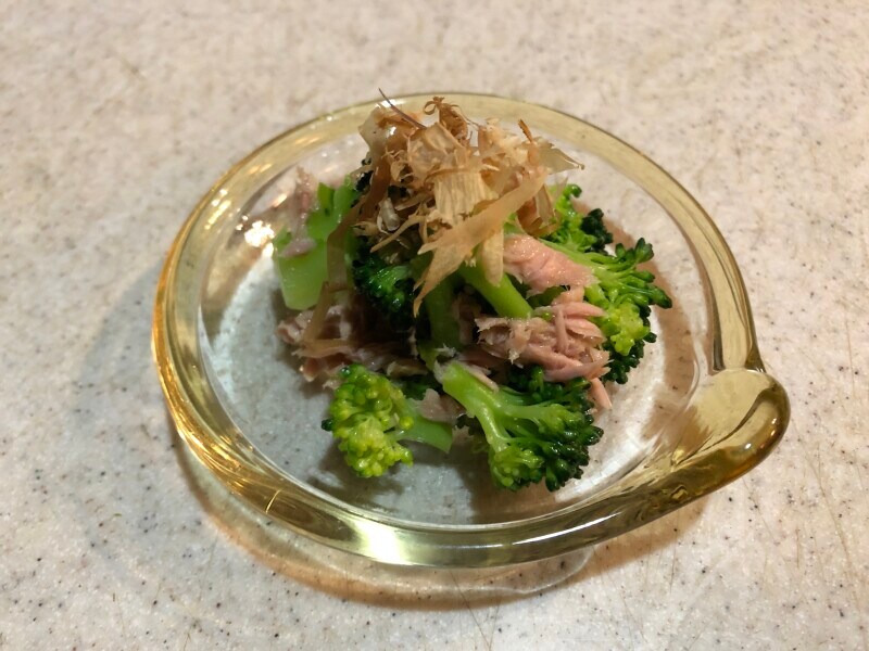 ドン・キホーテの「ライトツナフレーク かつお 10缶パック」を使ったブロッコリーのサラダ