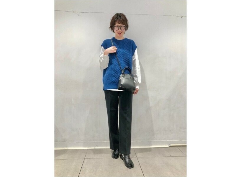 いろんな着こなしが出来るカラーベストが一枚あると便利！　出典：StyleHint