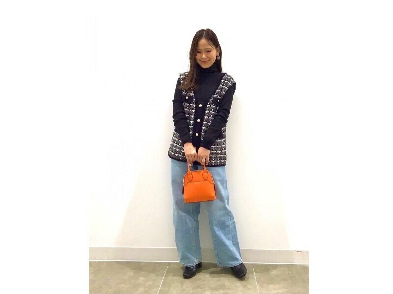 ビビッドなオレンジのバッグはコーデの差し色にぴったり　出典：StyleHint