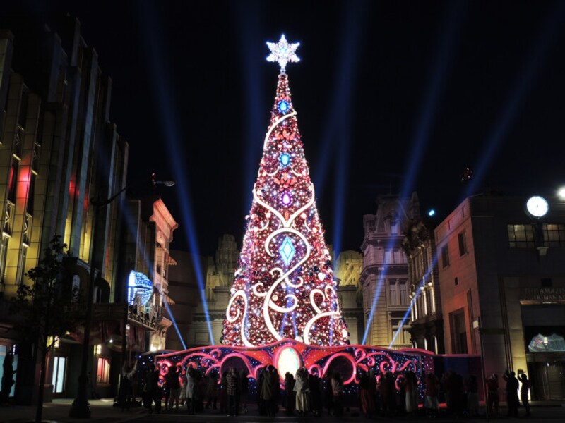 22年 Usjのクリスマスは3年ぶりの 光のツリー に注目 限定メニュー グッズも 遊園地 All About