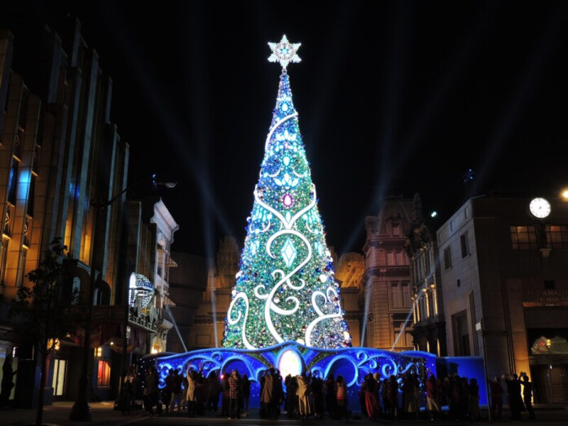 22年 Usjのクリスマスは3年ぶりの 光のツリー に注目 限定メニュー グッズも 遊園地 All About