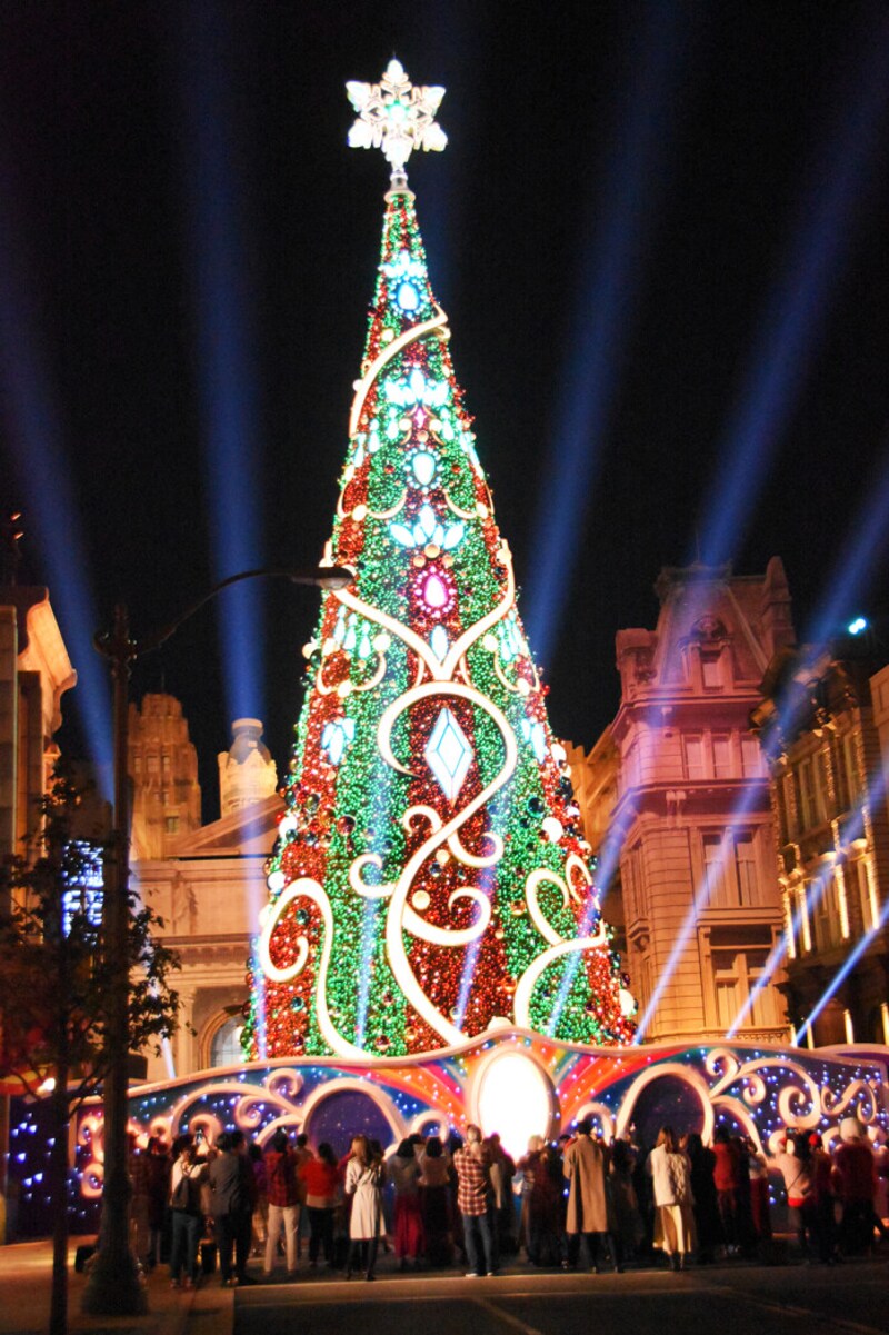 22年 Usjのクリスマスは3年ぶりの 光のツリー に注目 限定メニュー グッズも 遊園地 All About