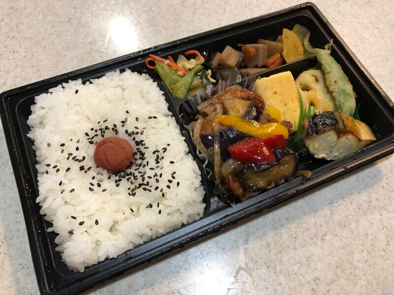 ほっともっとの「黒酢酢豚の幕の内弁当」