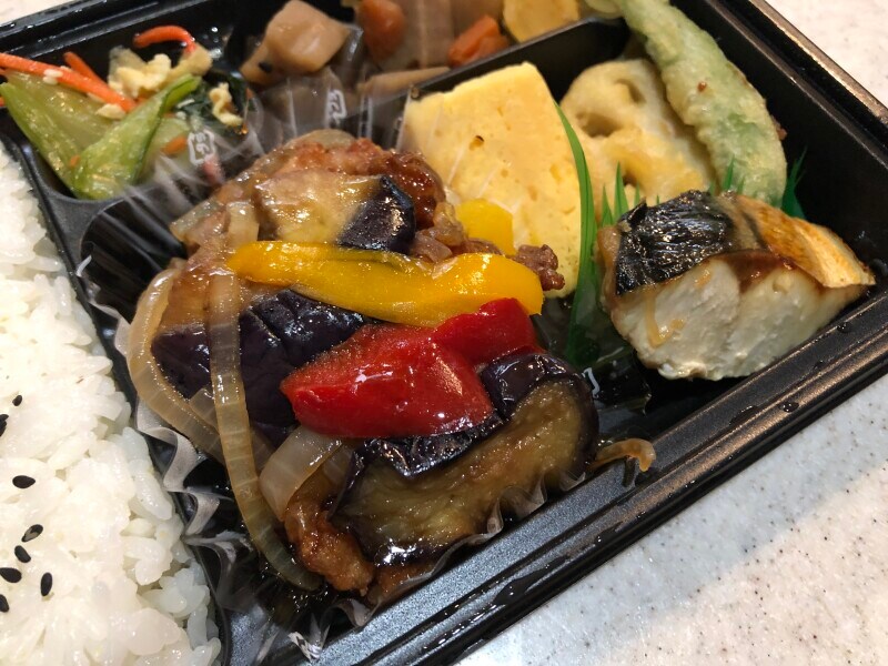 「黒酢酢豚の幕の内弁当」の黒酢酢豚