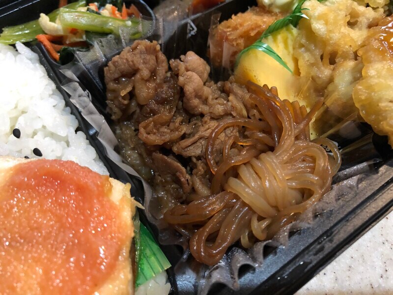 ほっともっとの「特撰幕の内弁当」に入っている、すき焼き