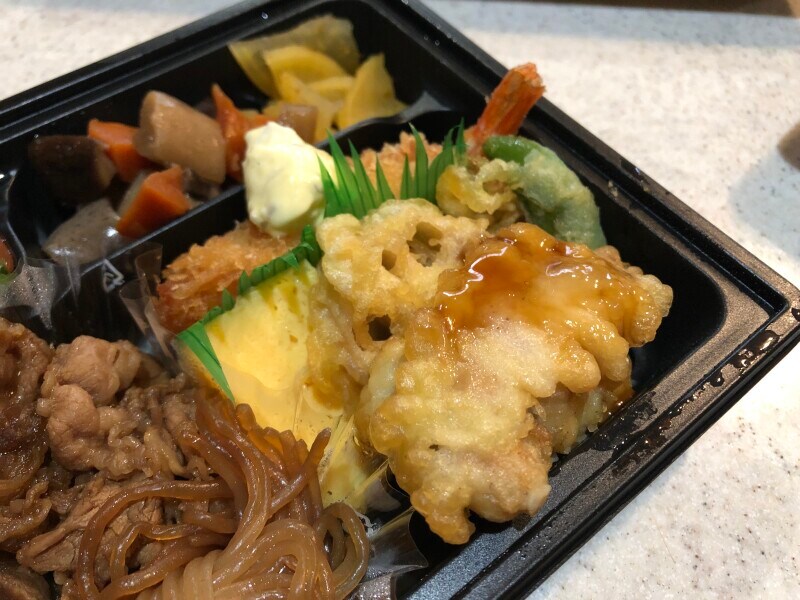 ほっともっとの「特撰幕の内弁当」に入っている、天ぷらやエビフライ