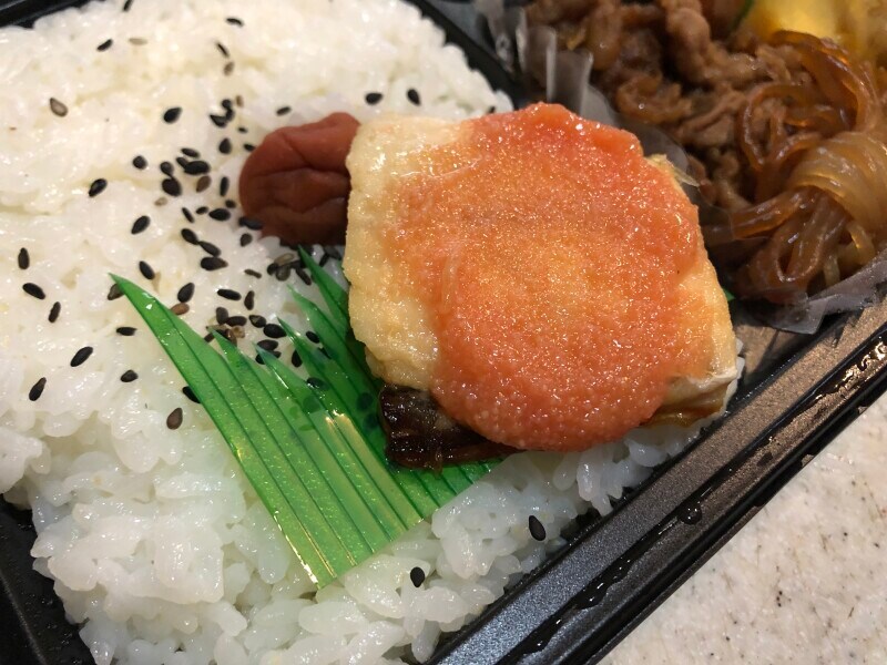 ほっともっとの「特撰幕の内弁当」の明太子が乗ったさばの塩焼き