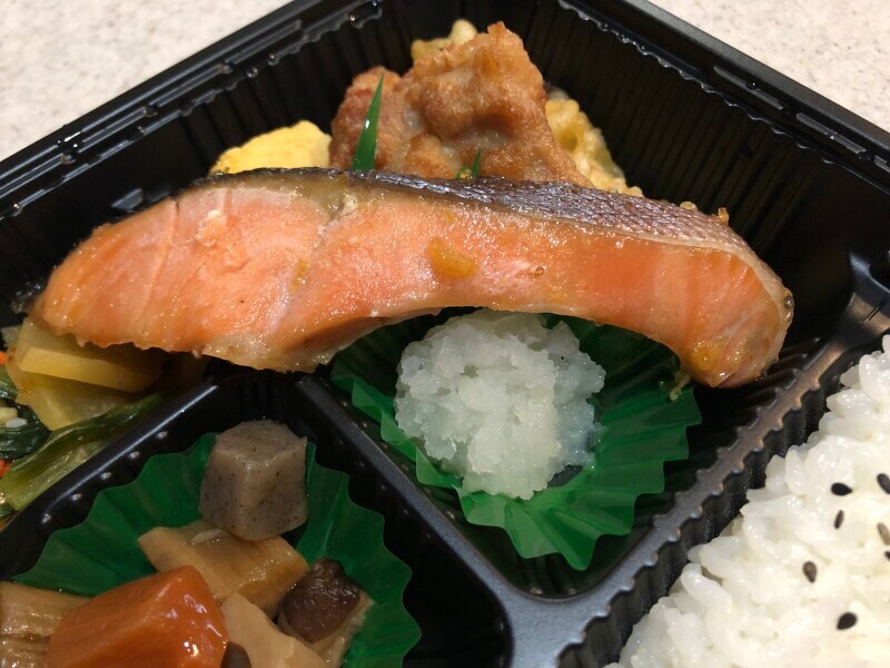 ほっともっとの「鮭幕の内弁当」には、焼き鮭がドーン！と乗っている