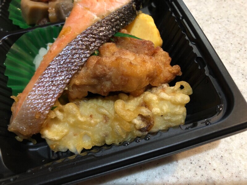 ほっともっとの「鮭幕の内弁当」のちくわ天やから揚、だし巻き玉子