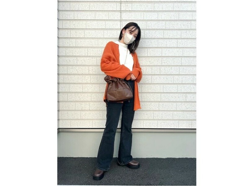 さらっと羽織ってサマになるしまむらのオレンジカーディガンがポイント 出典:WEAR