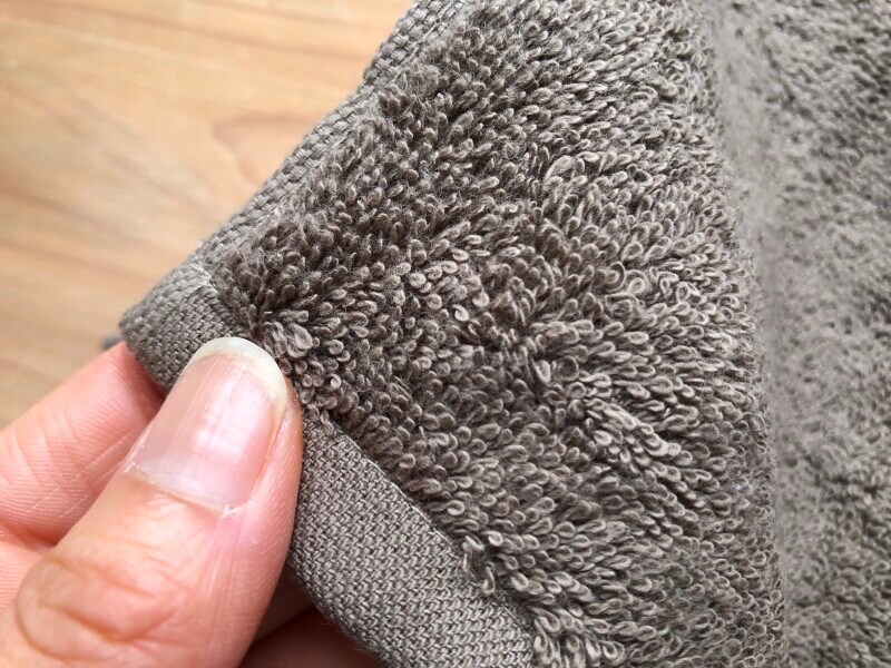 ローソンの「厚織りフェイスタオル　ブラウン」の生地は厚手