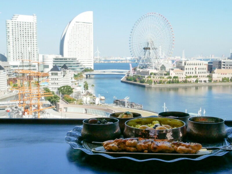 「CARVAAN Bay Yokohama」の窓際カウンター席からはみなとみらいの絶景がのぞめます