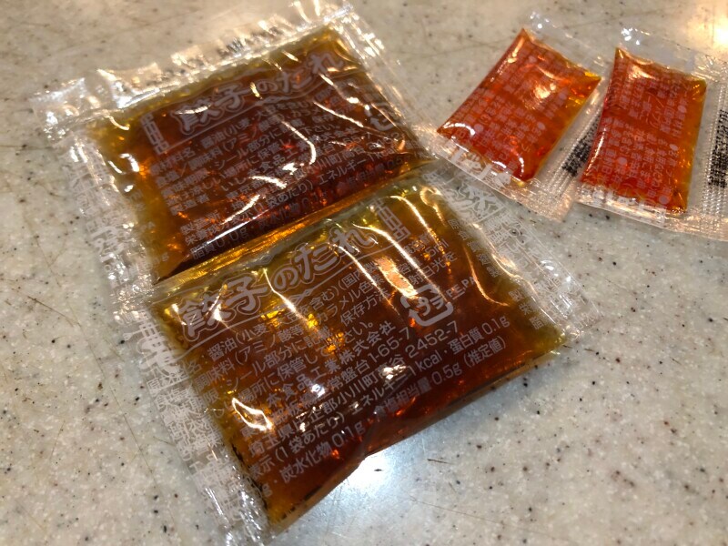 バーミヤンの「お持ち帰り 冷凍生餃子」のたれやラー油は、店舗でもらえる