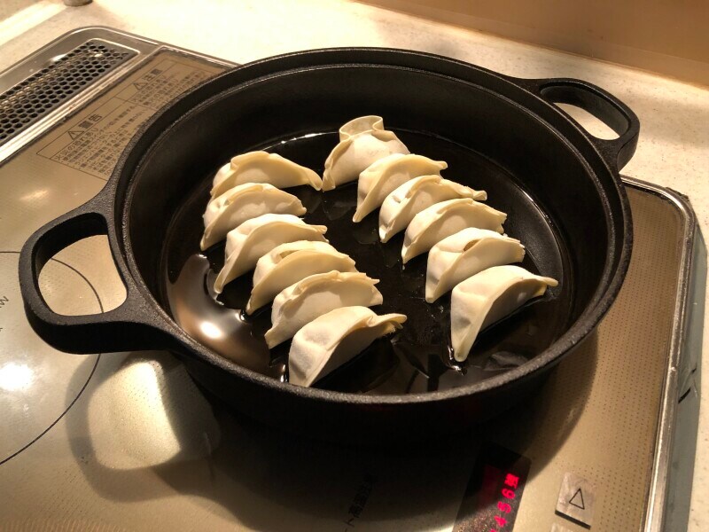 フライパンに油をひいてバーミヤンの「お持ち帰り 冷凍生餃子」を並べる