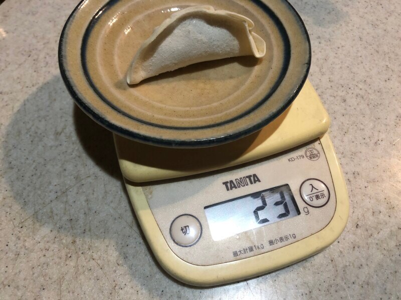 バーミヤンの「お持ち帰り 冷凍生餃子」1個の重さは23gだった