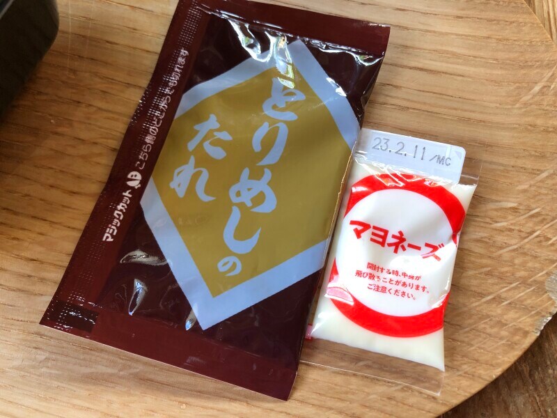 「とりめしのたれ」とマヨネーズがついてくる