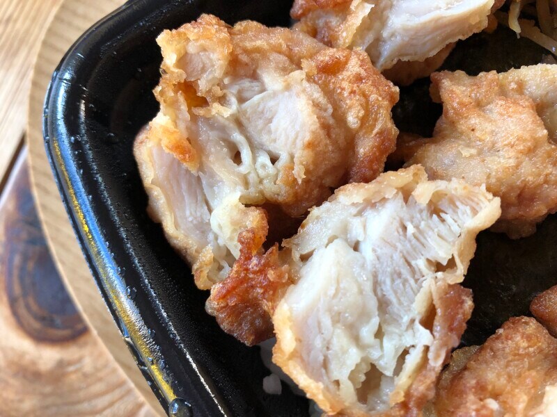 ほっともっとの「とりめし弁当」のから揚は弾力がある