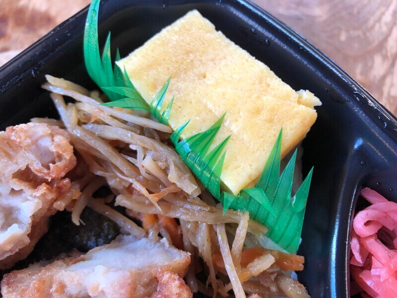 ほっともっとの「とりめし弁当」にはきんぴらや卵焼きも添えられている