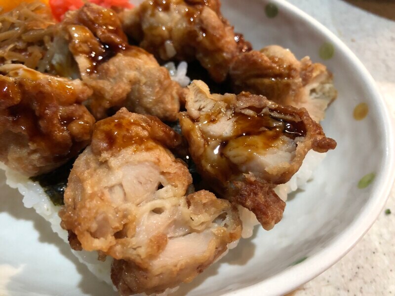 ほっともっとの「とりめし弁当」に「とりめしのたれ」をかける