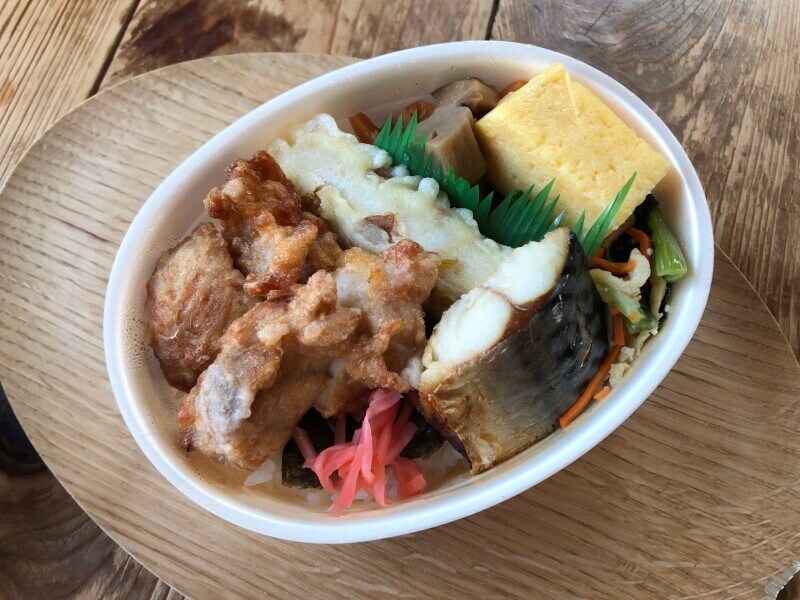 ほっともっとの「彩・とりめしとさば塩焼き弁当」