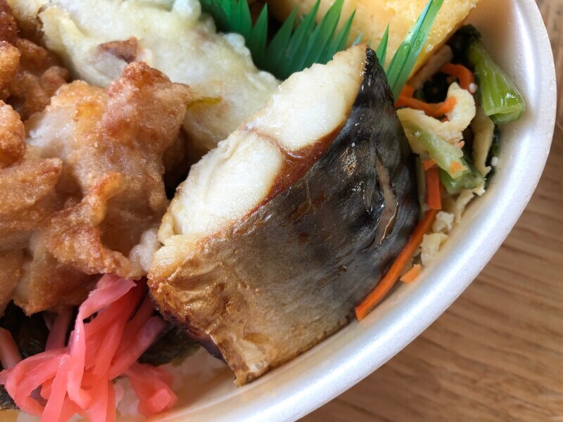 ほっともっとの「彩・とりめしとさば塩焼き弁当」はさばの塩焼きがプラスされている