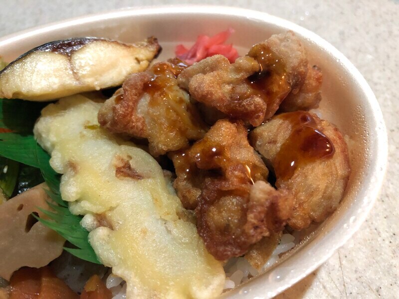 ほっともっとの「彩・とりめしとさば塩焼き弁当」に「とりめしのたれ」をかけていただく