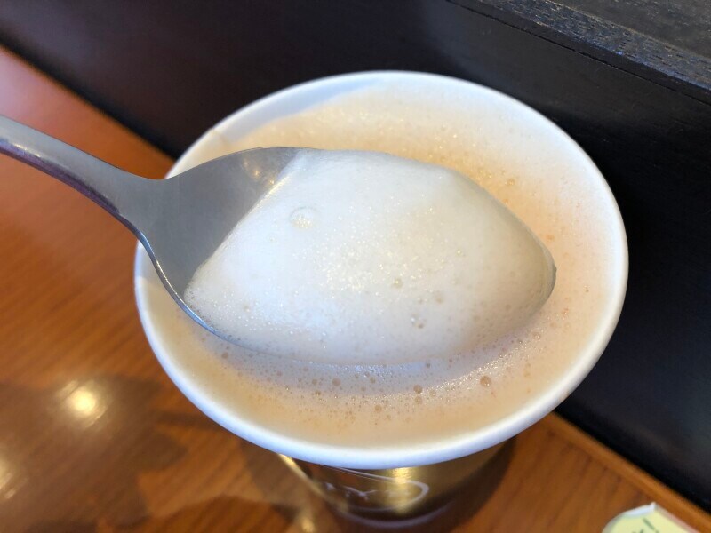 タリーズコーヒーの「ロイヤルミルクティー」の泡。これをすするのが楽しい