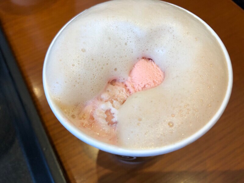 タリーズコーヒーの「ロイヤルミルクティー」に入れる