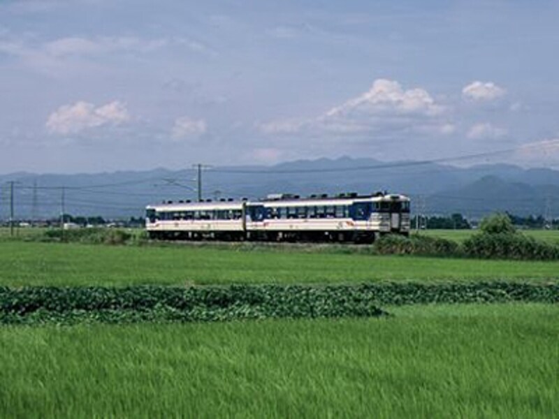 磐梯山のふもと、平地を快走するローカル列車